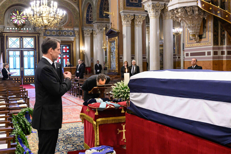 Κηδεία τέως βασιλιά Κωνσταντίνου: Με τον εθνικό ύμνο ο αποχαιρετισμός στη Μητρόπολη 