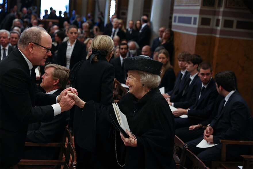 Κηδεία τέως βασιλιά Κωνσταντίνου: Με τον εθνικό ύμνο ο αποχαιρετισμός στη Μητρόπολη 