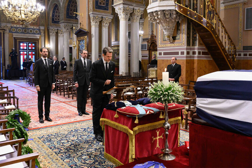 Κηδεία τέως βασιλιά Κωνσταντίνου: Με τον εθνικό ύμνο ο αποχαιρετισμός στη Μητρόπολη 