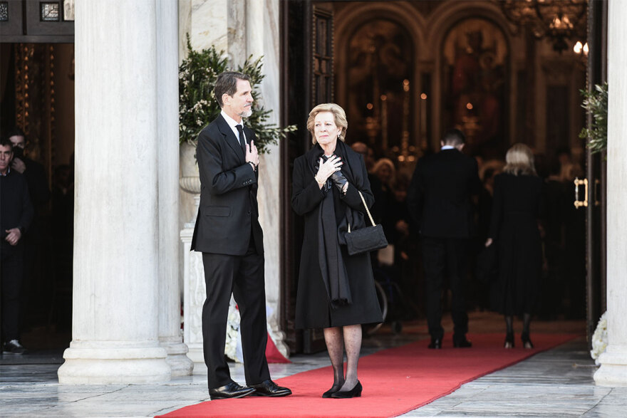 Τέως βασιλιάς Κωνσταντίνος: Συντετριμμένη στη Μητρόπολη Αθηνών η σύζυγός του 