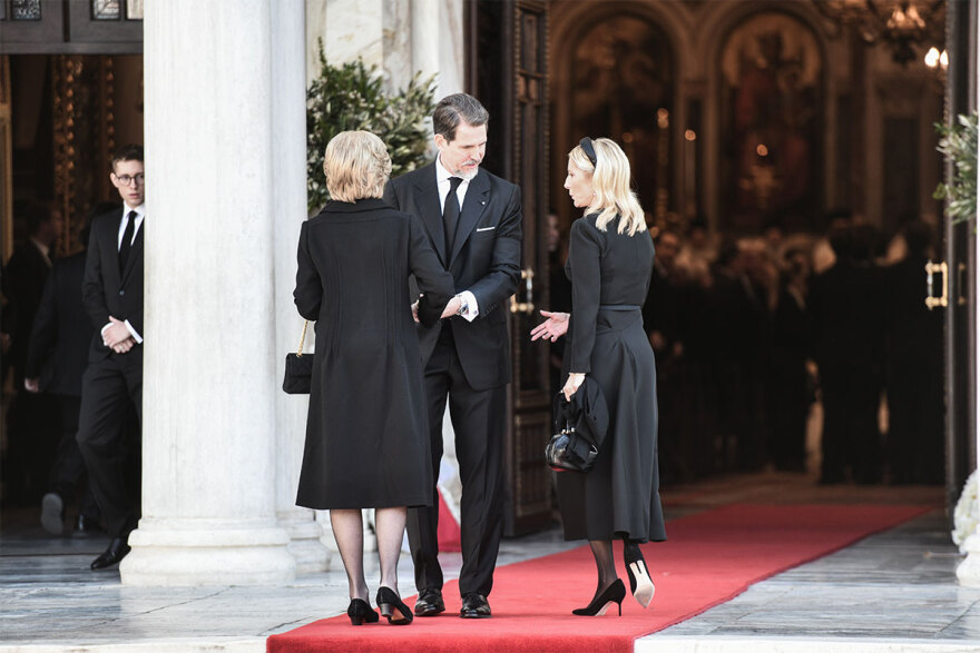 Τέως βασιλιάς Κωνσταντίνος: Συντετριμμένη στη Μητρόπολη Αθηνών η σύζυγός του 