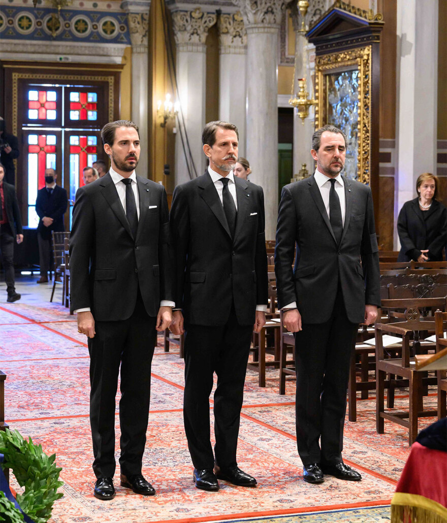 Κηδεία τέως βασιλιά Κωνσταντίνου: Με τον εθνικό ύμνο ο αποχαιρετισμός στη Μητρόπολη 