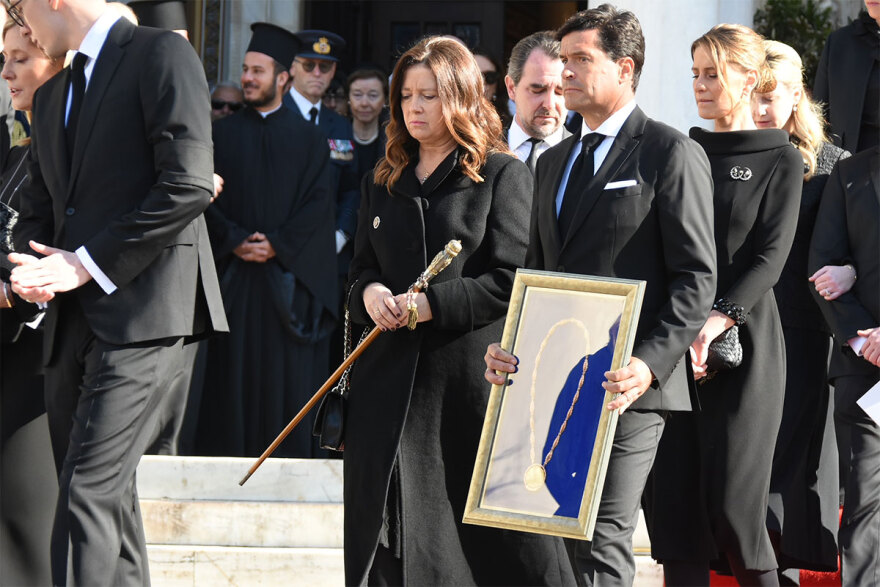 Κηδεία τέως βασιλιά Κωνσταντίνου: Με τον εθνικό ύμνο ο αποχαιρετισμός στη Μητρόπολη 
