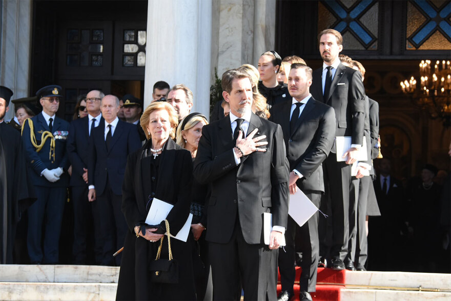 Κηδεία τέως βασιλιά Κωνσταντίνου: Με τον εθνικό ύμνο ο αποχαιρετισμός στη Μητρόπολη 