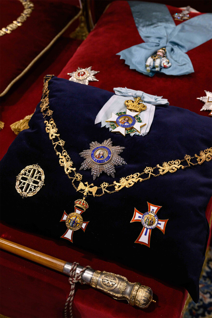 Κηδεία τέως βασιλιά Κωνσταντίνου: Στο φέρετρο το Ολυμπιακό μετάλλιο και τα παράσημά του 