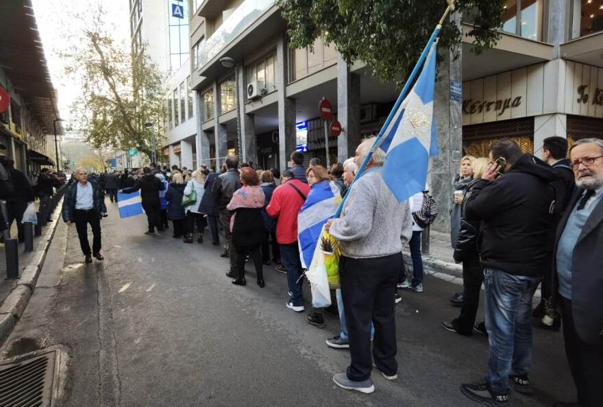 Τέως βασιλιάς Κωνσταντίνος: Δείτε φωτογραφίες και βίντεο από το λαϊκό προσκύνημα στη σορό του