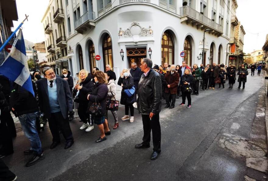 Τέως βασιλιάς Κωνσταντίνος: Δείτε φωτογραφίες και βίντεο από το λαϊκό προσκύνημα στη σορό του