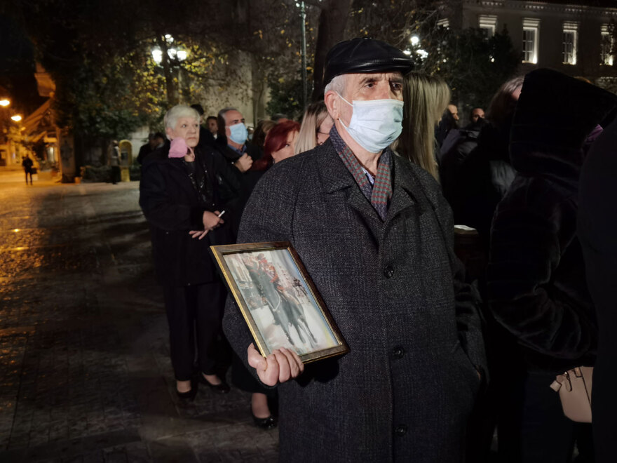 Τέως βασιλιάς Κωνσταντίνος: Δείτε φωτογραφίες και βίντεο από το λαϊκό προσκύνημα στη σορό του