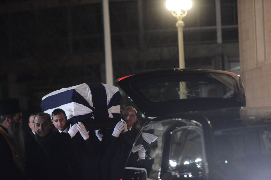 Τέως βασιλιάς Κωνσταντίνος: Δείτε φωτογραφίες και βίντεο από το λαϊκό προσκύνημα στη σορό του