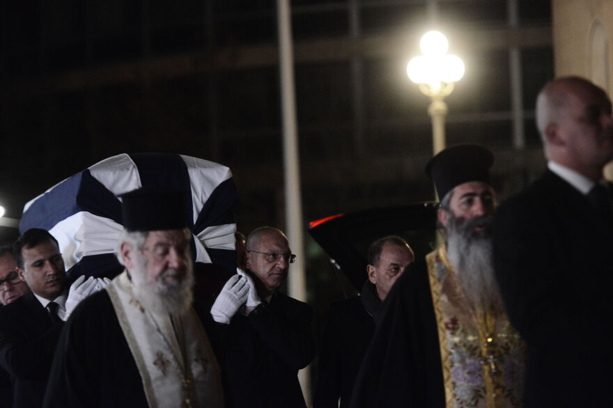 Τέως βασιλιάς Κωνσταντίνος: Δείτε φωτογραφίες και βίντεο από το λαϊκό προσκύνημα στη σορό του