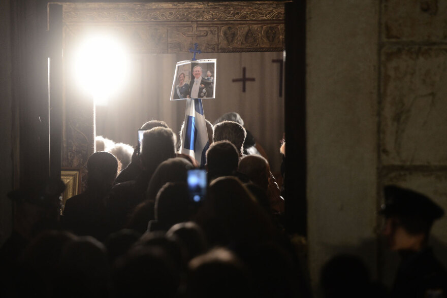 Τέως βασιλιάς Κωνσταντίνος: Δείτε φωτογραφίες και βίντεο από το λαϊκό προσκύνημα στη σορό του