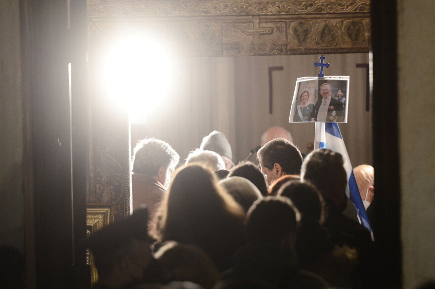 Τέως βασιλιάς Κωνσταντίνος: Δείτε φωτογραφίες και βίντεο από το λαϊκό προσκύνημα στη σορό του