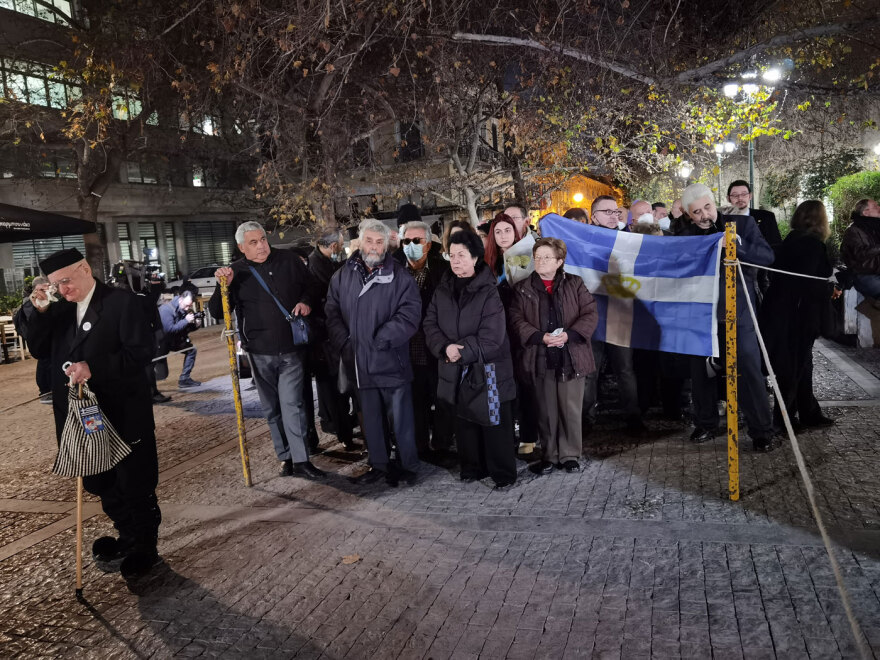 Τέως βασιλιάς Κωνσταντίνος: Δείτε φωτογραφίες και βίντεο από το λαϊκό προσκύνημα στη σορό του