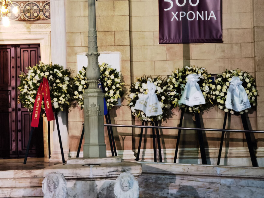 Τέως βασιλιάς Κωνσταντίνος: Δείτε φωτογραφίες και βίντεο από το λαϊκό προσκύνημα στη σορό του