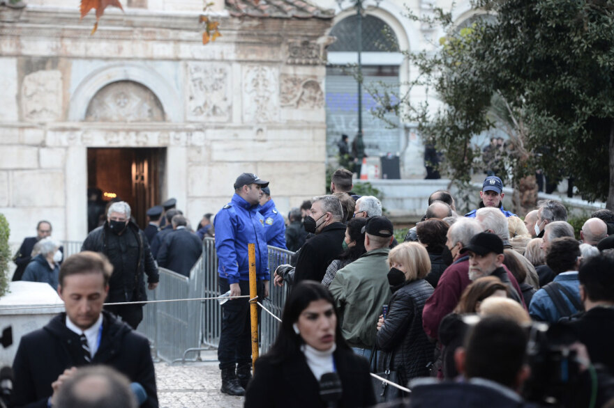 Τέως βασιλιάς Κωνσταντίνος: Δείτε φωτογραφίες και βίντεο από το λαϊκό προσκύνημα στη σορό του