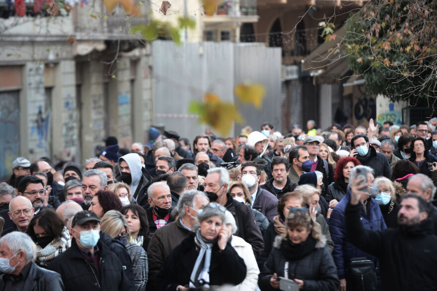Τέως βασιλιάς Κωνσταντίνος: Δείτε φωτογραφίες και βίντεο από το λαϊκό προσκύνημα στη σορό του