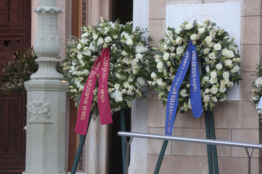 Τέως βασιλιάς Κωνσταντίνος: Δείτε φωτογραφίες και βίντεο από το λαϊκό προσκύνημα στη σορό του