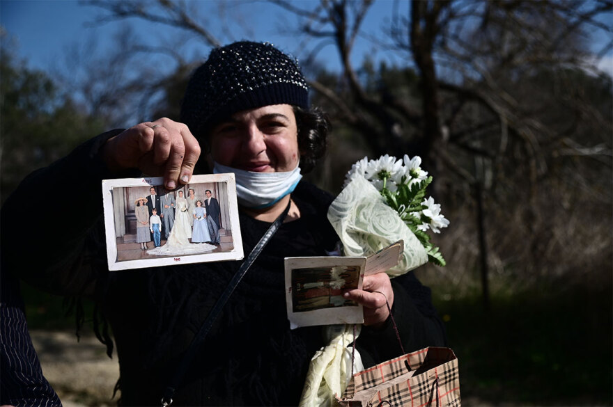 Κηδεία τέως βασιλιά: Πολίτες συγκεντρώνονται στο Τατόι για την ταφή του Κωνσταντίνου