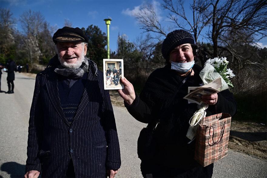 Κηδεία τέως βασιλιά: Πολίτες συγκεντρώνονται στο Τατόι για την ταφή του Κωνσταντίνου