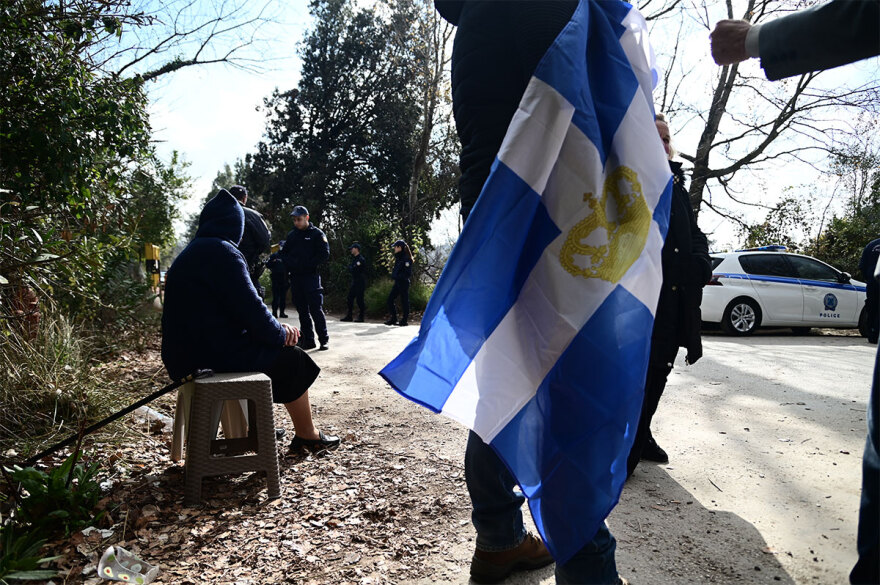Κηδεία τέως βασιλιά: Πολίτες συγκεντρώνονται στο Τατόι για την ταφή του Κωνσταντίνου