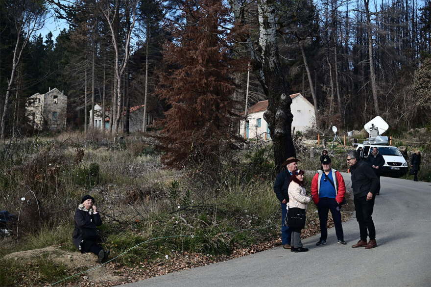 Κηδεία τέως βασιλιά: Πολίτες συγκεντρώνονται στο Τατόι για την ταφή του Κωνσταντίνου