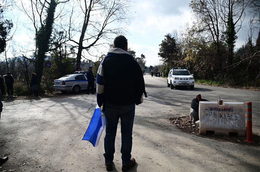 Κηδεία τέως βασιλιά: Πολίτες συγκεντρώνονται στο Τατόι για την ταφή του Κωνσταντίνου