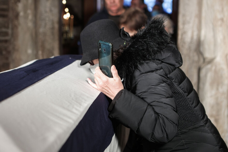 Τέως βασιλιάς Κωνσταντίνος: Δείτε φωτογραφίες και βίντεο από το λαϊκό προσκύνημα στη σορό του