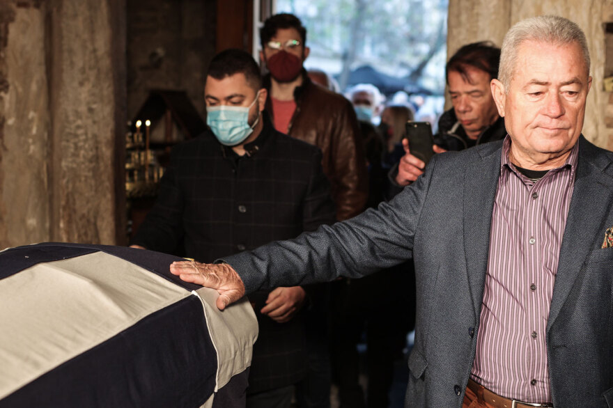 Τέως βασιλιάς Κωνσταντίνος: Δείτε φωτογραφίες και βίντεο από το λαϊκό προσκύνημα στη σορό του