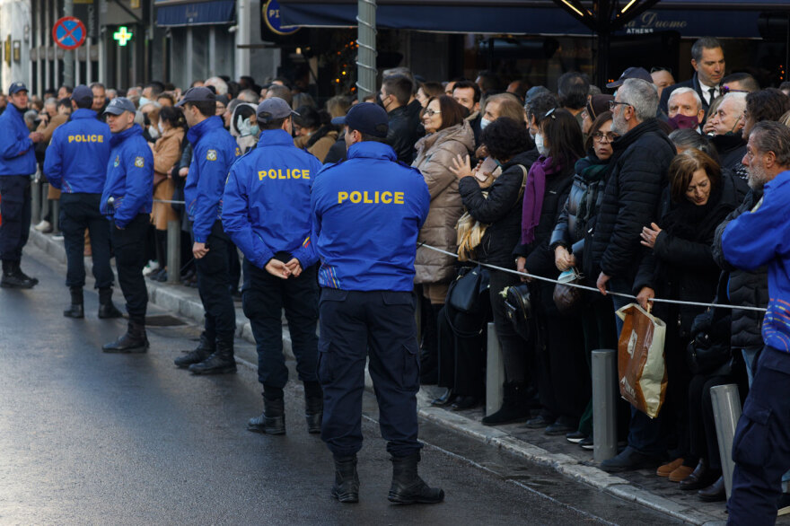 Τέως βασιλιάς Κωνσταντίνος: Δείτε φωτογραφίες και βίντεο από το λαϊκό προσκύνημα στη σορό του