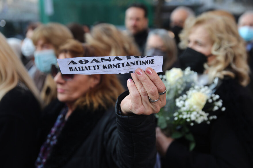 Τέως βασιλιάς Κωνσταντίνος: Δείτε φωτογραφίες και βίντεο από το λαϊκό προσκύνημα στη σορό του