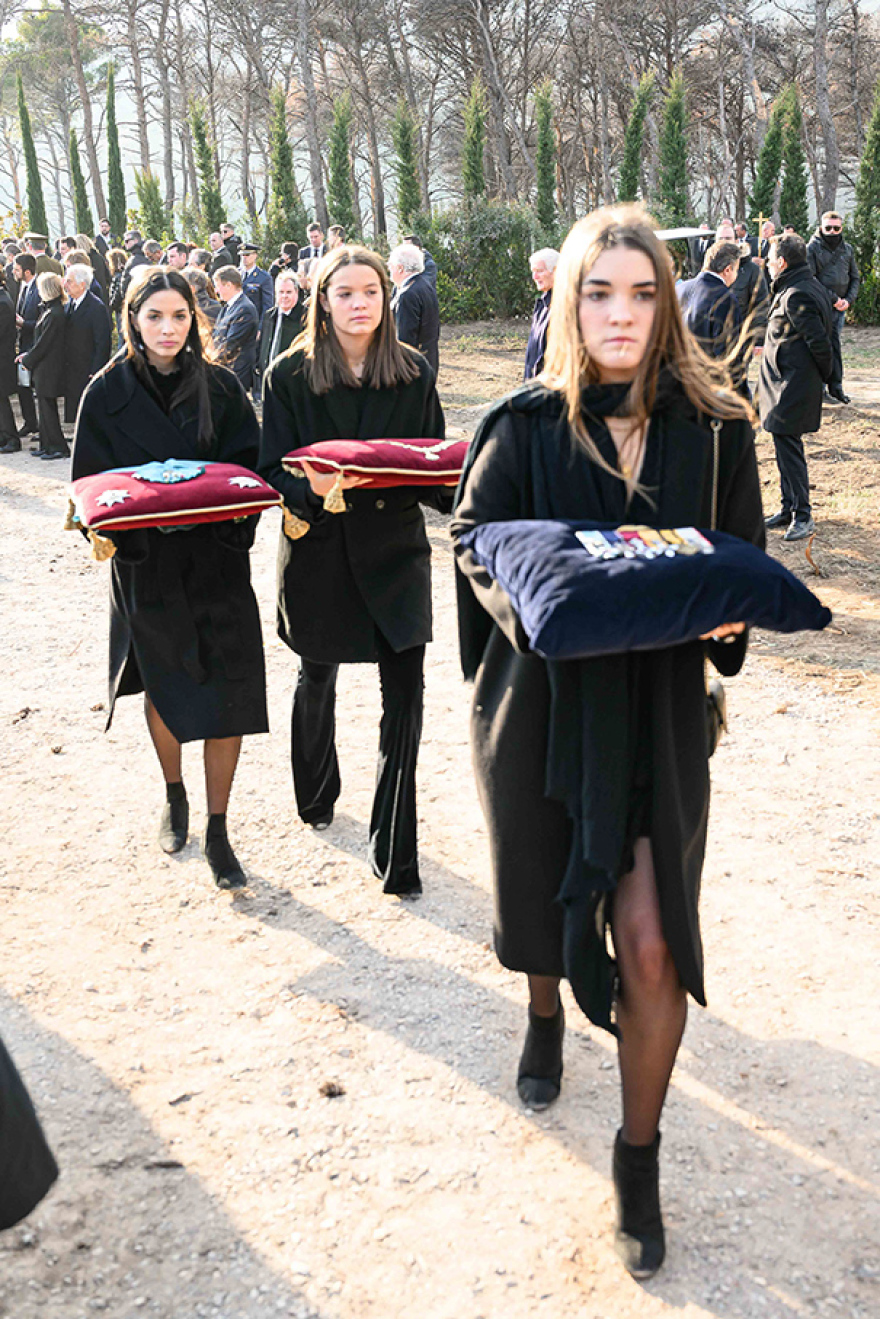 Κηδεία τέως βασιλιά Κωνσταντίνου: Αναχωρούν από την Αθήνα οι βασιλικές οικογένειες