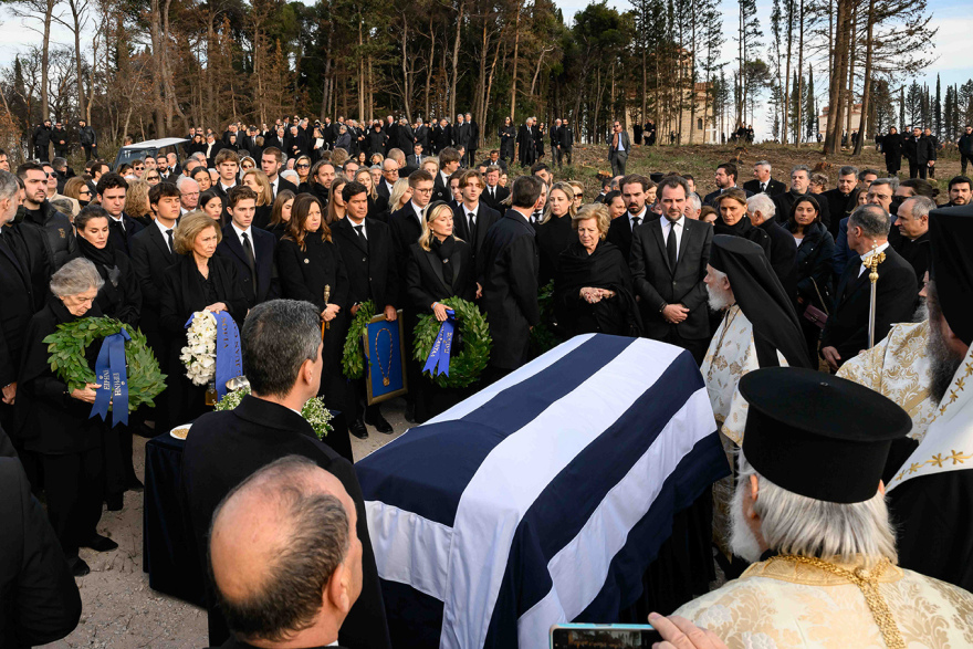 Κηδεία τέως βασιλιά Κωνσταντίνου: Αναχωρούν από την Αθήνα οι βασιλικές οικογένειες