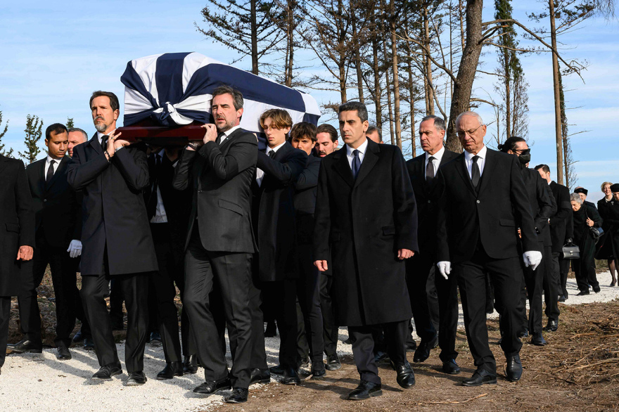 Κηδεία τέως βασιλιά Κωνσταντίνου: Αναχωρούν από την Αθήνα οι βασιλικές οικογένειες