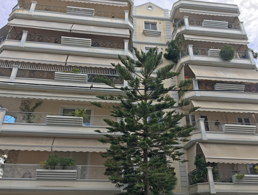 Μοσχάτο: Πώς έγινε το έγκλημα - Βίντεο με τη δράστη, που έψαχνε τον λογιστή για να τον σκοτώσει