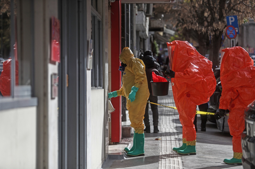 ΣΥΡΙΖΑ: Καρέ-καρέ η ειδική επιχείρηση για την απομάκρυνση του ύποπτου φακέλου με τη λευκή σκόνη