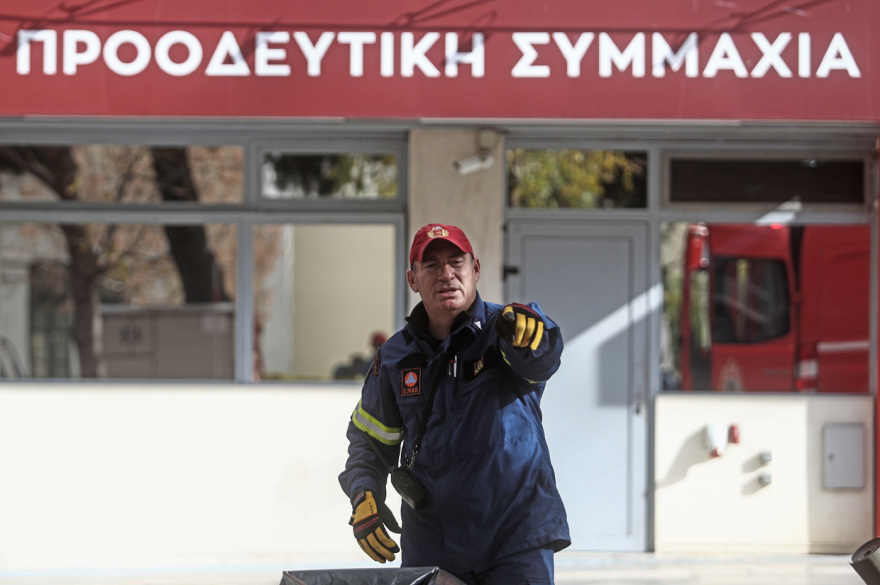 ΣΥΡΙΖΑ: Καρέ-καρέ η ειδική επιχείρηση για την απομάκρυνση του ύποπτου φακέλου με τη λευκή σκόνη