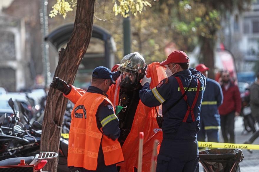 ΣΥΡΙΖΑ: Καρέ-καρέ η ειδική επιχείρηση για την απομάκρυνση του ύποπτου φακέλου με τη λευκή σκόνη