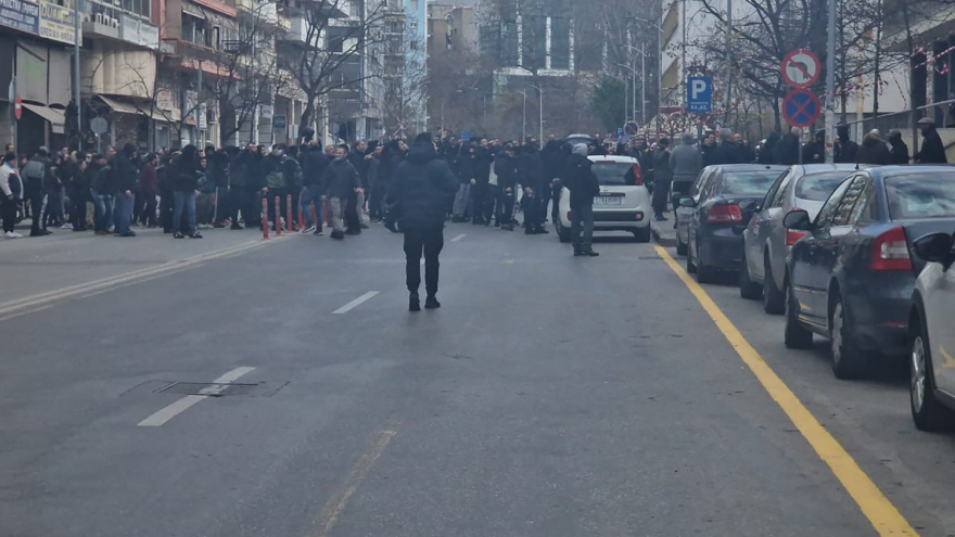 Δίκη για τη δολοφονία Άλκη Καμπανού: Η στιγμή της αποχώρησης της μητέρας του εν μέσω συνθημάτων - Δείτε βίντεο