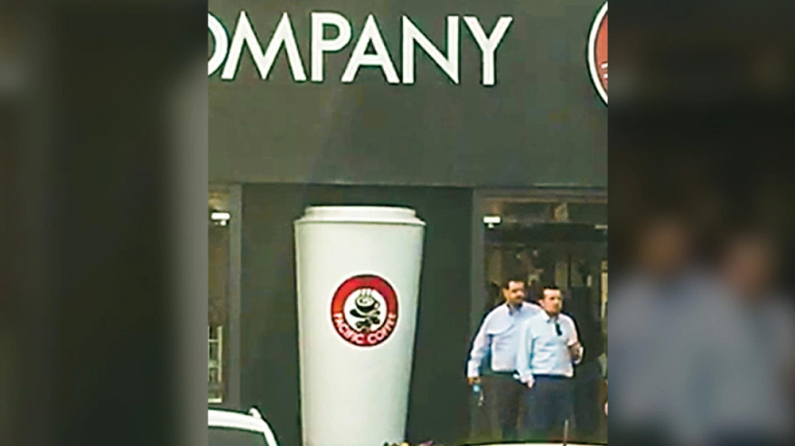 Ποιος είναι ο «Α2» Αρτέμης Αρτεμίου που εμφανίζεται στο SMS Παππά - Οι σχέσεις του με τον ΣΥΡΙΖΑ