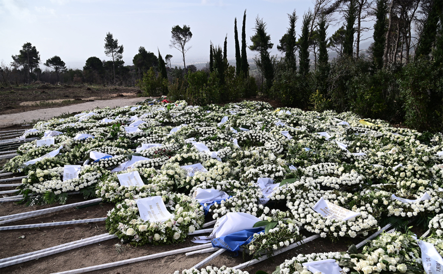 Τέως βασιλιάς Κωνσταντίνος: Γεμάτος από στεφάνια ο χώρος γύρω από το μνήμα στο Τατόι