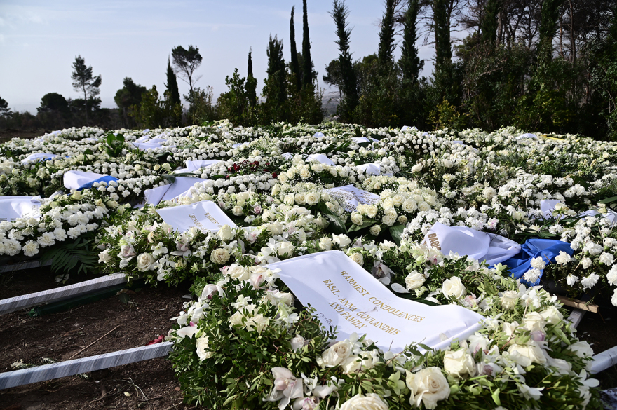 Τέως βασιλιάς Κωνσταντίνος: Γεμάτος από στεφάνια ο χώρος γύρω από το μνήμα στο Τατόι
