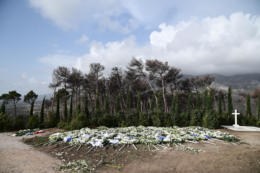 Τέως βασιλιάς Κωνσταντίνος: Γεμάτος από στεφάνια ο χώρος γύρω από το μνήμα στο Τατόι