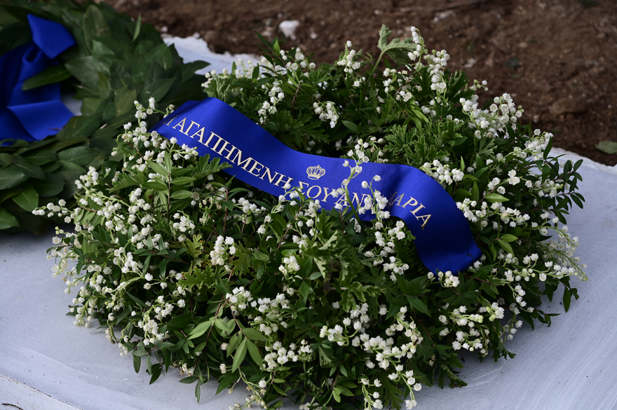 Τέως βασιλιάς Κωνσταντίνος: Γεμάτος από στεφάνια ο χώρος γύρω από το μνήμα στο Τατόι