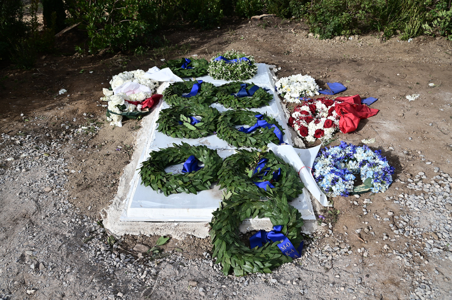 Τέως βασιλιάς Κωνσταντίνος: Γεμάτος από στεφάνια ο χώρος γύρω από το μνήμα στο Τατόι