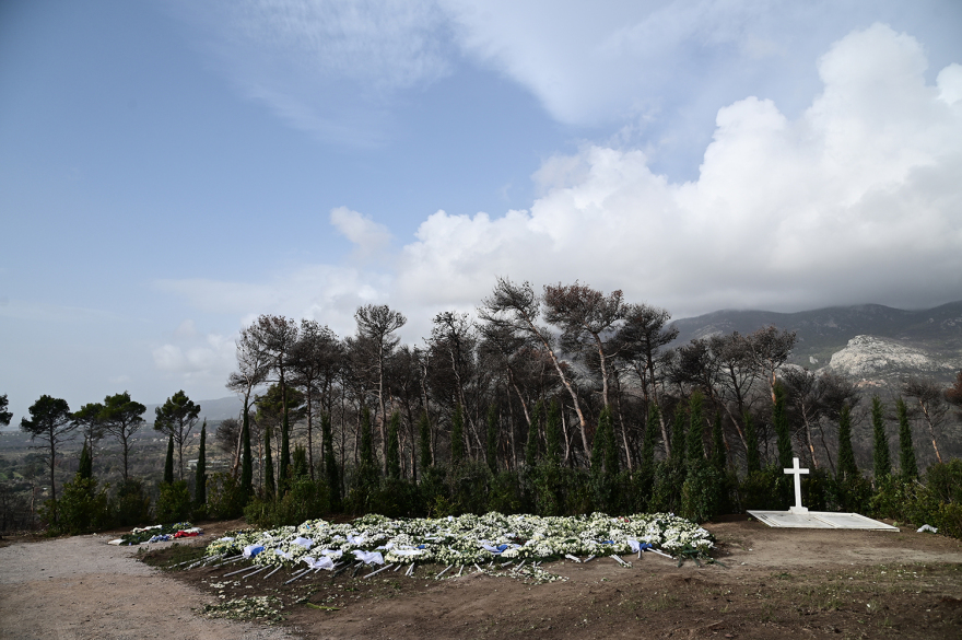 Τέως βασιλιάς Κωνσταντίνος: Γεμάτος από στεφάνια ο χώρος γύρω από το μνήμα στο Τατόι