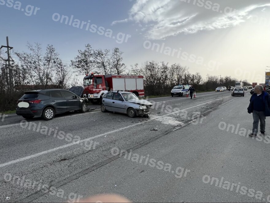 Τροχαίο έξω από τη Λάρισα με σύγκρουση τριών ΙΧ - Στο νοσοκομείο τρία άτομα