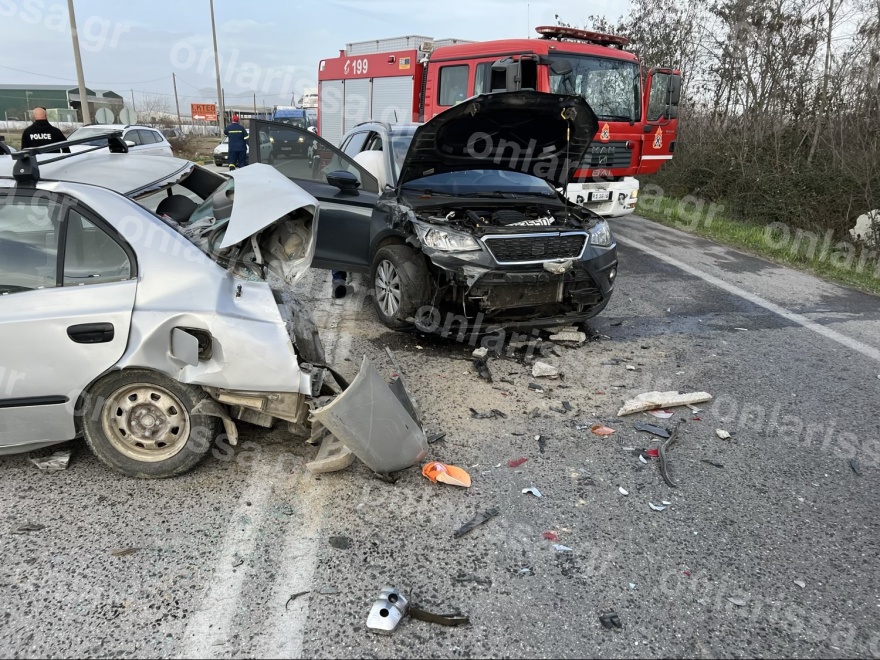 Τροχαίο έξω από τη Λάρισα με σύγκρουση τριών ΙΧ - Στο νοσοκομείο τρία άτομα