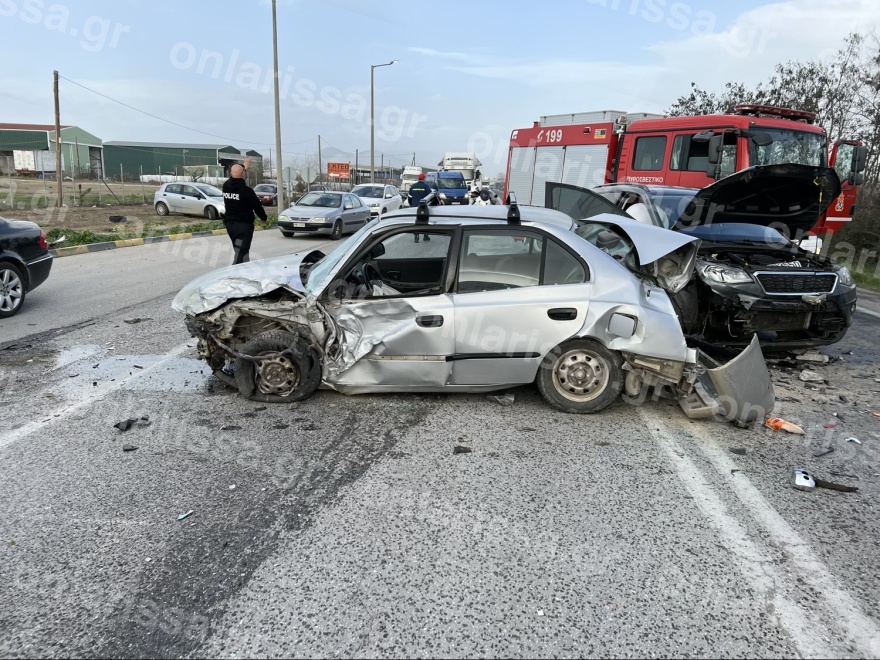 Τροχαίο έξω από τη Λάρισα με σύγκρουση τριών ΙΧ - Στο νοσοκομείο τρία άτομα