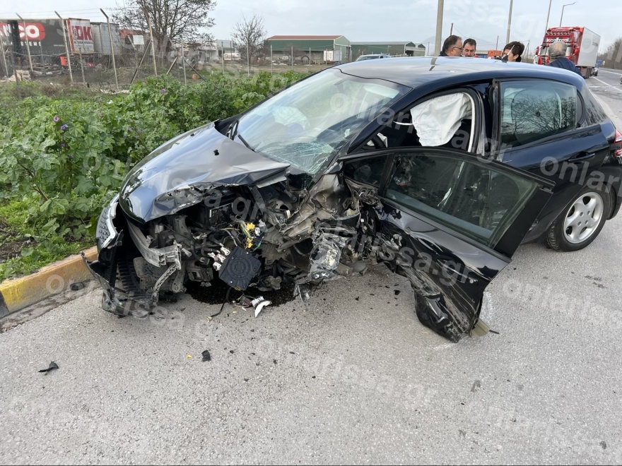 Τροχαίο έξω από τη Λάρισα με σύγκρουση τριών ΙΧ - Στο νοσοκομείο τρία άτομα