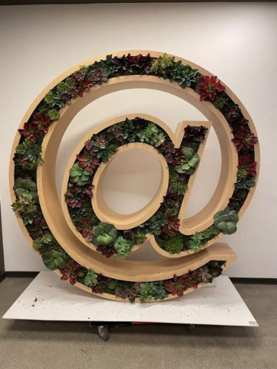 Twitter: Ο Έλον Μασκ βγάζει στο σφυρί γλυπτά, καναπέδες και μηχανές εσπρέσο